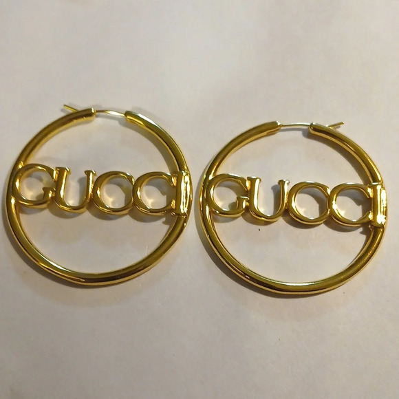 AUTHENTIC GUCCI GOLD TONE LOOP GUCCI NAME IN THE CENTER - Picture 1 of 5